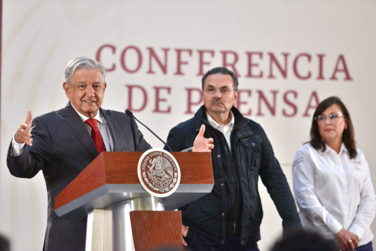 El presidente Andrés Manuel López Obrador; el director de Pemex, Octavio Oropeza; y la secretaria de Energía, Rocío Nahle; en conferencia de prensa el 19 de marzo pasado (Foto: lopezobrador.org.mx)