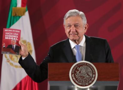 El presidente Andrés Manuel López Obrador, en noviembre pasado, presentando su libro 'Hacia una economía moral' en su conferencia de prensa matutina en Palacio Nacional (Foto: lopezobrador.org.mx)