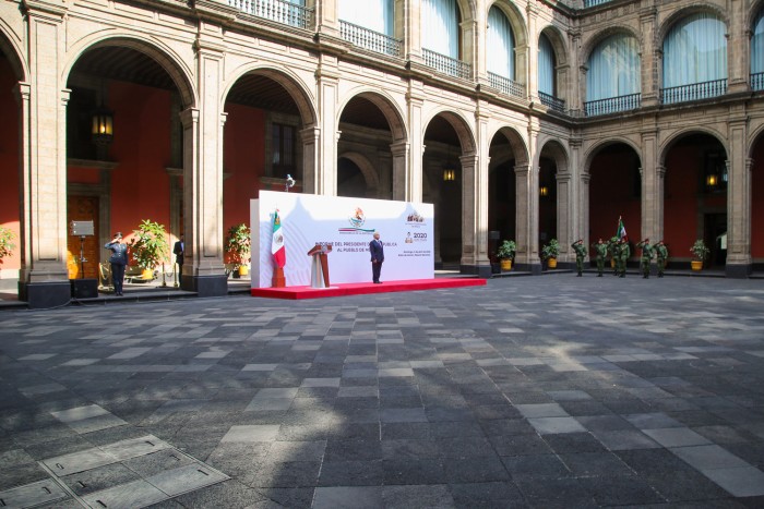 El presidente Andrés Manuel López Obrador, solitario, durante su discurso en el patio de Palacio Nacional el domingo 5 de abril (Foto: lopezobrador.org.mx)