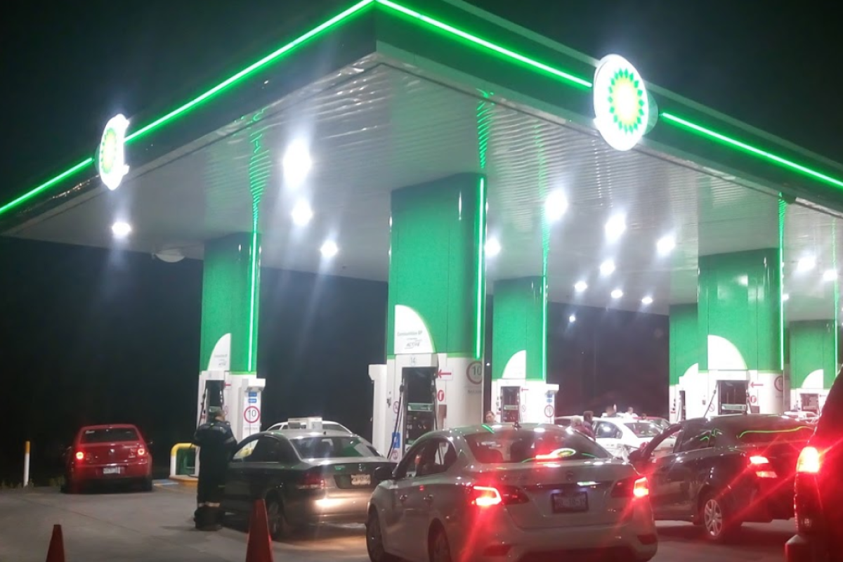 Hasta el 23 de octubre, la Secretaría de Energía ha otorgado 233 permisos de importación por una cantidad de hasta 308 mil 420 millones de litros de gasolina. Hasta el 23 de octubre, la Secretaría de Energía ha otorgado 233 permisos de importación por una cantidad de hasta 308 mil 420 millones de litros de gasolina.