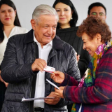 Programas de pensiones y subsidios presionan el presupuesto público (Foto: lopezobrador.org.mx)