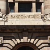 Fachada principal del Banco de México.