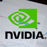 Para el próximo trimestre, Nvidia proyecta ingresos de 28,000 millones de dólares, lo que refleja un optimismo continuo en su capacidad para liderar el mercado de la IA. (Imagen: Canva)