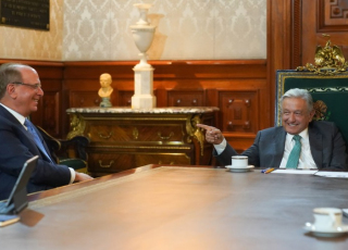 López Obrador y Larry Flink, CEO de Blackrock (Foto: Twitter lopezobrador_) 