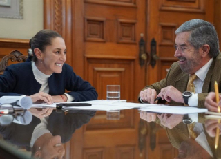 La presidenta Claudia Sheinbaum y el canciller De la Fuente en una llamada telefónica con Trump (Foto: Presidencia)