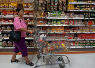 Compradora en supermercado.