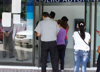 Clientes de una sucursal bancaria en México.