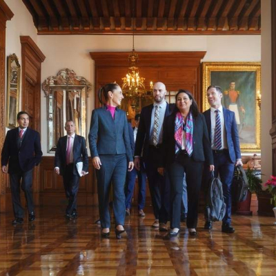 La presidenta Claudia Sheinbaum, el secretario Rogelio Ramírez de la O y el subsecretario Édgar Amador en reunión con ejecutivos de Fitch Raitings el 22 de noviembre (Foto: Cuenta X @Claudiashein)