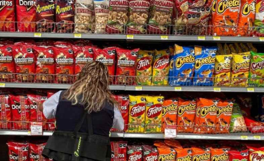 Anaqueles con frituras en un supermercado (Imagen: Facebook)