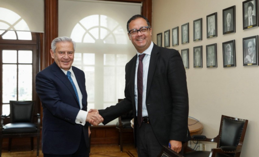 Gabriel Yorio (der) con Jesús de la Fuente, presidente de la CNBV, en la firma de la regulación secundaria de la Ley del Mercado de Valores.