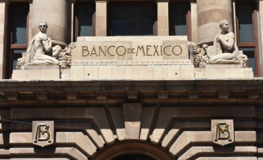 Fachada principal del Banco de México.