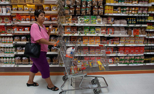 Compradora en supermercado.