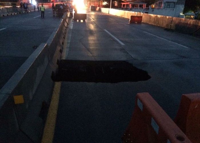 Un auto con dos pasajeros cayó en el socavón. Foto: Twitter / @MorelosNoAvanza