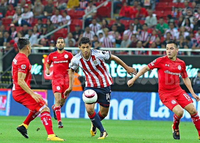 Rojiblancos y Escarlatas dividieron unidades en el estadio Chivas.