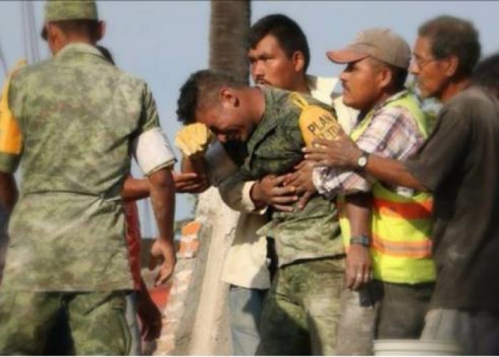 Soldado sufre tras sacar los cuerpos sin vida de una madre y su hija. 