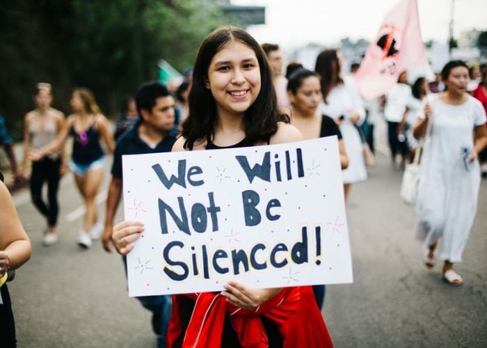 Marcha a favor de los derechos de los migrantes en Los Ángeles, California.