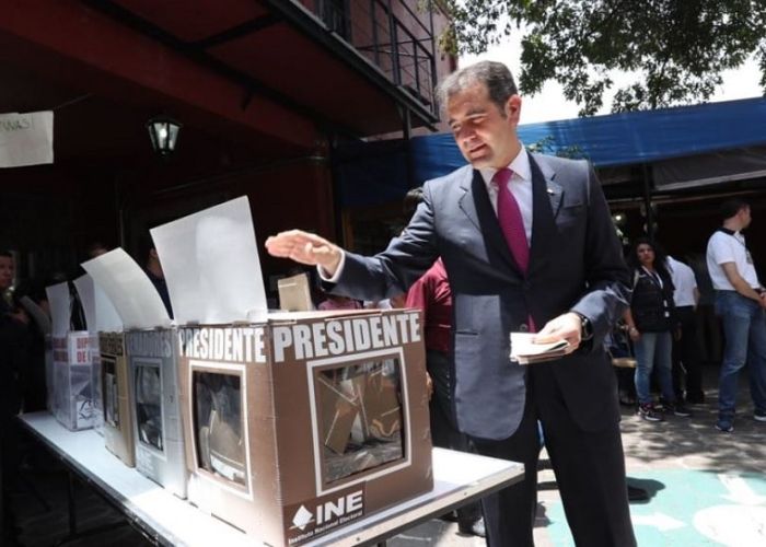 Lorenzo Córdova, presidente Consejero del Instituto Nacional Electoral, ejerciendo su voto.