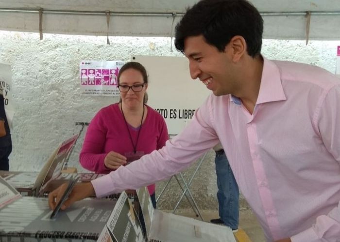 Pedro Kumamoto, candidato al Senado de manera independiente, ejerciendo su voto. 