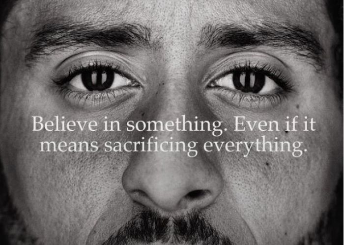 La nueva campaña de Nike tiene como imagen al primer jugador en arrodillarse durante el himno nacional norteamericano a manera de protesta por el racismo.