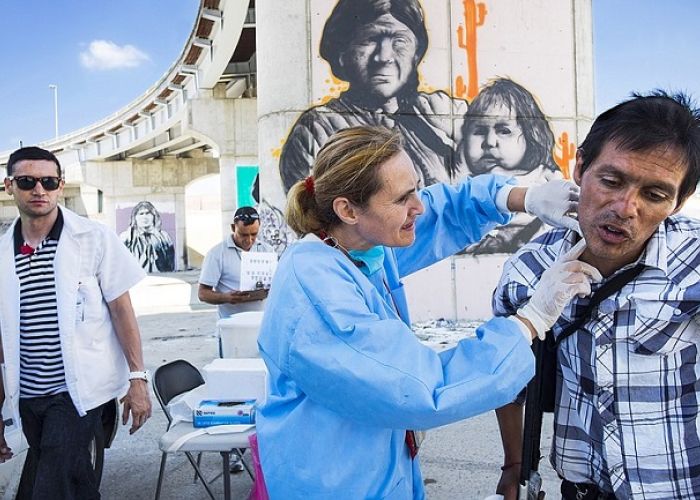 Doctora de la Universidad de San Diego examina a consumidor de drogas en Tijuana como parte de un programa de prevención de VIH auspiciado por la institución. Imagen: Jonhn Cohen y Malcom Linton en "Tomorrow is a long time: Tijuana's unchecked HIV/AIDS epidemic".