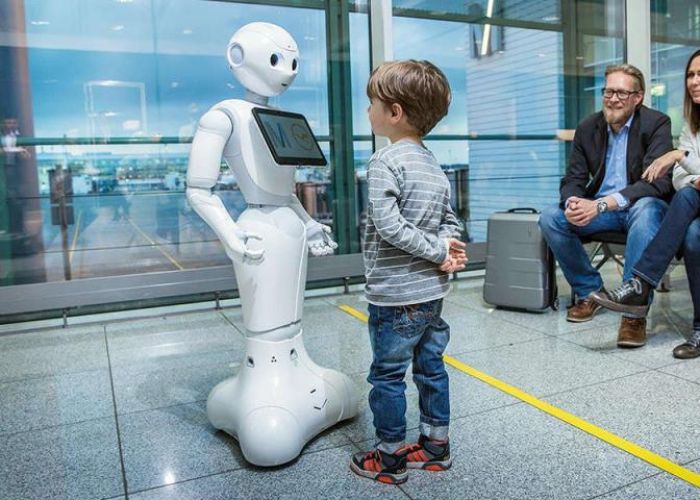 Aeropuertos Apuestan Por Los Robots, Pero Viajeros Aún Los Rechazan ...