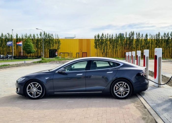 Automóvil Tesla en unos de los 20 mil supercargadores de baterías (Foto: @tesla) 