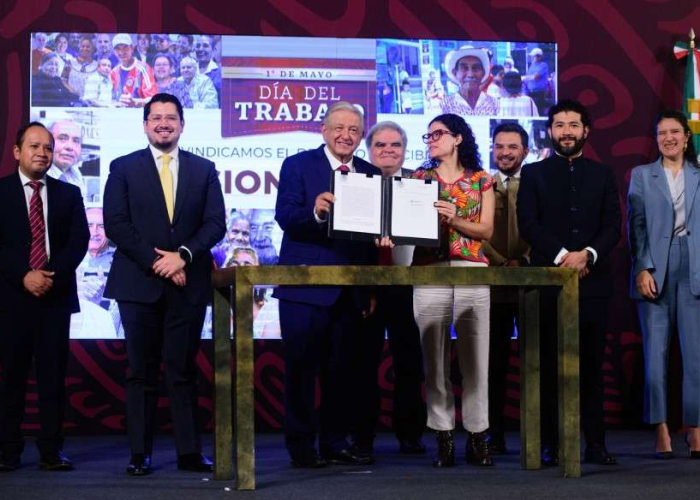 López Obrador y Alcalde Luján en la firma del decreto del Fondo de Pensiones el 1 de mayo (Foto: lopezobrador.org.mx)