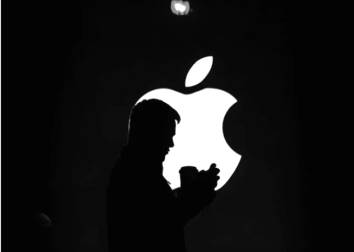 Además de enfrentar estrictas regulaciones, pues el modelo de lenguaje de Apple, que opera tanto en dispositivos como en servidores de la compañía, probablemente necesitará la aprobación de las autoridades chinas.