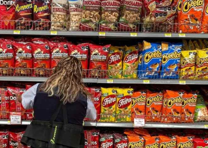 Anaqueles con frituras en un supermercado (Imagen: Facebook)