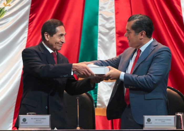 El secretario de Hacienda, Rogelio Ramírez de la O, entrega el Paquete Económico 2025 en la Cámara de Diputados (Foto: Gobierno de México)