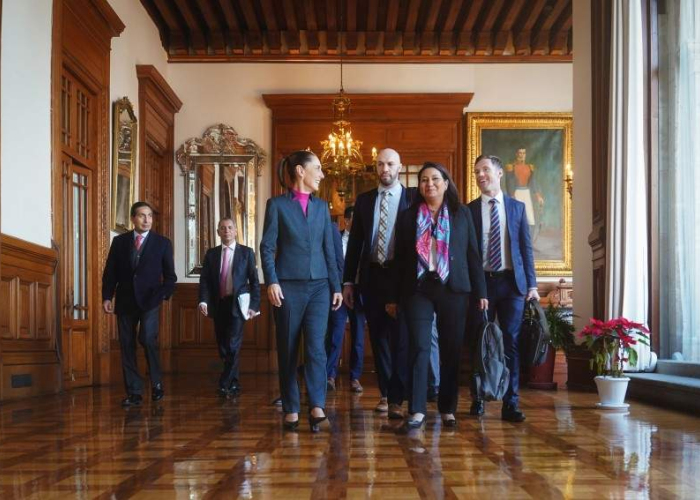 La presidenta Claudia Sheinbaum, el secretario Rogelio Ramírez de la O y el subsecretario Édgar Amador en reunión con ejecutivos de Fitch Raitings el 22 de noviembre (Foto: Cuenta X @Claudiashein)