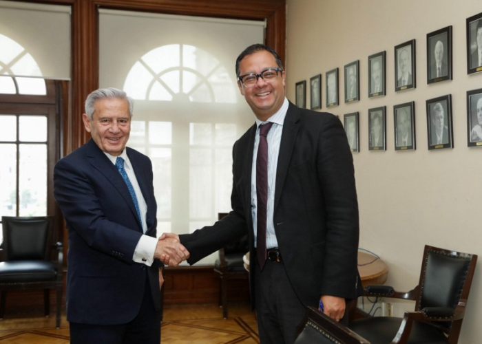 Gabriel Yorio (der) con Jesús de la Fuente, presidente de la CNBV, en la firma de la regulación secundaria de la Ley del Mercado de Valores.