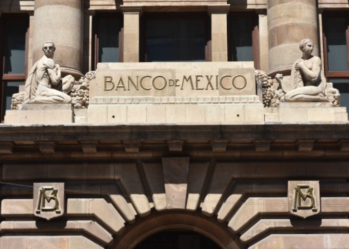 Fachada principal del Banco de México.